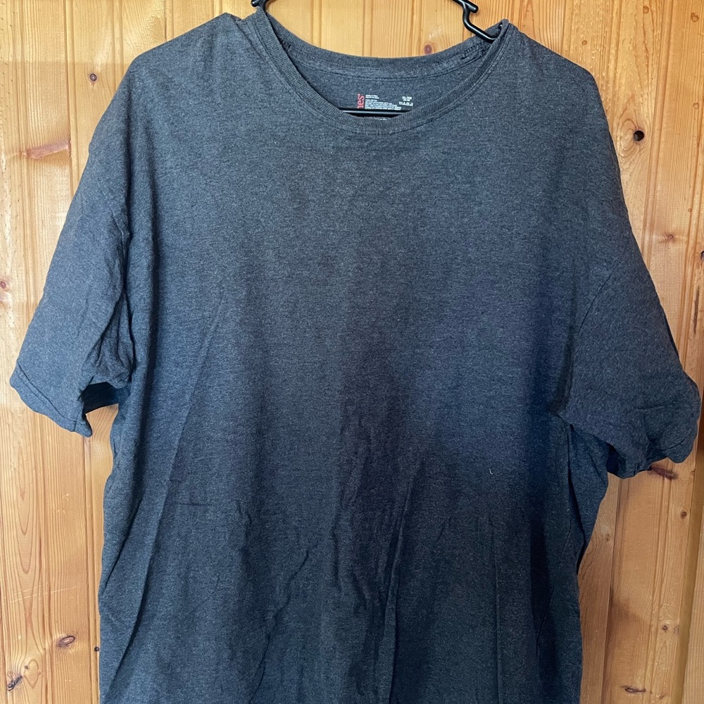 Men’s Hanes basic Tshirt size XL